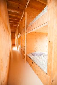 Ein Etagenbett oder Etagenbetten in einem Zimmer der Unterkunft Sunset Breeze Hota