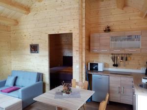 uma cozinha e sala de estar com uma mesa e um sofá em Hotel Grünes Paradies em Hochwaldhausen
