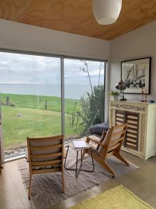 Photo de la galerie de l'établissement 180° seaviews, superior coastal cottage, à Waitoitoi