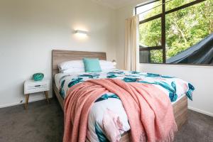 เตียงในห้องที่ Sol Spa Oasis - Surfdale Holiday Home