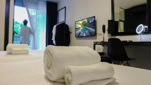 TV a/nebo společenská místnost v ubytování BED Nimman - Adults Only