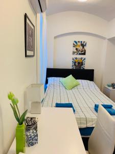 - une petite chambre avec un lit et une table dans l'établissement Studio Apartment Ivana, à Zagreb