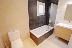 Ein Badezimmer in der Unterkunft Michelle - sea view villa with private pool in Benissa