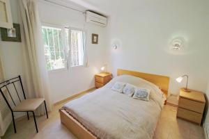 A bed or beds in a room at Michelle - sea view villa with private pool in Benissa Még 27 kép