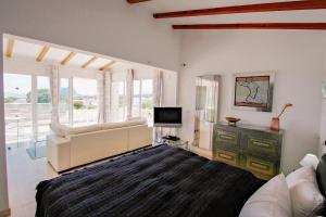 TV/Unterhaltungsangebot in der Unterkunft Michelle - sea view villa with private pool in Benissa