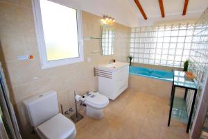 Ein Badezimmer in der Unterkunft Michelle - sea view villa with private pool in Benissa