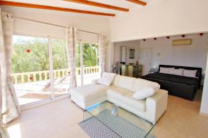 Ein Sitzbereich in der Unterkunft Michelle - sea view villa with private pool in Benissa