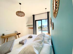 Postel nebo postele na pokoji v ubytování Villas de standing avec magnifique vue mer et piscines privées, Sagone