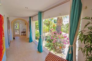 Ein Garten an der Unterkunft Michelle - sea view villa with private pool in Benissa