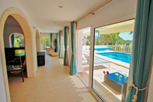 Der Swimmingpool an oder in der Nähe von Michelle - sea view villa with private pool in Benissa