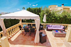 Ein Balkon oder eine Terrasse in der Unterkunft Michelle - sea view villa with private pool in Benissa