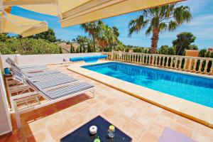 Der Swimmingpool an oder in der Nähe von Michelle - sea view villa with private pool in Benissa