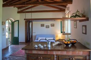 una cucina con tavolo e un letto in una camera di Tenuta San Calogero Appartamento Salvia ad Agnone Bagni