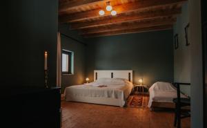 Un pat sau paturi într-o cameră la Wooden Barn