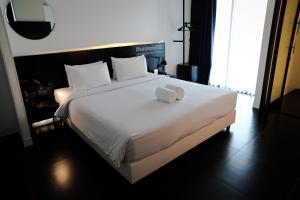 Postel nebo postele na pokoji v ubytování BED Nimman - Adults Only