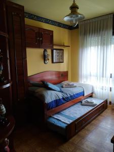 een slaapkamer met 2 bedden en een raam bij Apartamento Trapagaran in Trapagaran