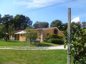 a house with a pathway leading to it at Agriturismo Dondino in Cavriana