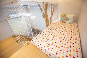 小琉球的住宿－小琉球漁村觀海Villa，坐在一张小床上的泰迪熊