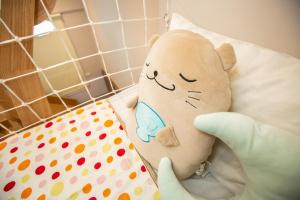 小琉球的住宿－小琉球漁村觀海Villa，一只泰迪熊躺在婴儿床的枕头上