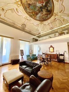 巴勒摩的住宿－Case Natoli - Residenze d'Epoca，带沙发和天花板的客厅