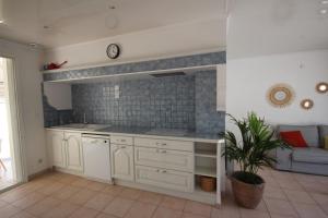 Kuchyň nebo kuchyňský kout v ubytování Adorable maison de vacances plain pied au coeur de la station et proche des plages 4 chambres, jardin, WIFI, LXDUNE1