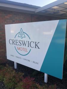 a sign for the crosfield motel at Creswick Motel in Creswick