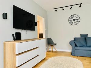 Televízia a/alebo spoločenská miestnosť v ubytovaní Studio Nad Morzem