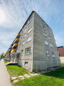 un edificio di alto livello con finestre sul lato di Apartments24 Laada 4 a Rakvere