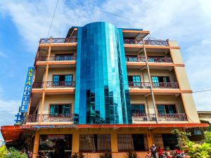 wysoki budynek z niebieskim budynkiem w obiekcie Asia Hotel w mieście Battambang