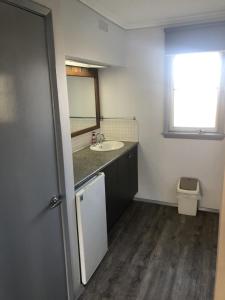 a bathroom with a sink and a mirror at Creswick Motel in Creswick