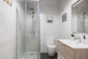 ein Badezimmer mit Dusche, Toilette und Waschbecken in der Unterkunft Feel Home in this Stunning Renovated Nest in Graça in Lissabon + 30 Fotos
