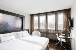 een hotelkamer met een bed en een bureau bij Meliá Sol y Nieve in Sierra Nevada
