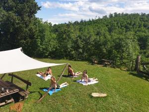 un grupo de personas sentadas en el césped en un campo en San Martino Country Villa B&B, en Barberino di Mugello