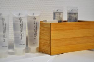 a wooden box with four bottles of sunscreen at Spelver95 in Bilzen