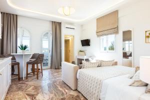 Postel nebo postele na pokoji v ubytování Pinelopi Beach Suites