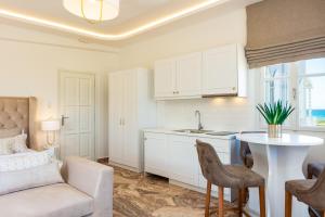 Kuchyň nebo kuchyňský kout v ubytování Pinelopi Beach Suites