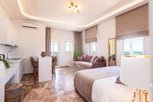 Postel nebo postele na pokoji v ubytování Pinelopi Beach Suites