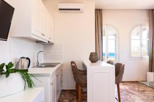 Kuchyň nebo kuchyňský kout v ubytování Pinelopi Beach Suites