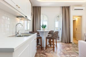 Kuchyň nebo kuchyňský kout v ubytování Pinelopi Beach Suites