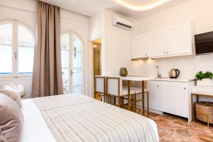 Postel nebo postele na pokoji v ubytování Pinelopi Beach Suites