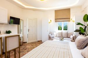 TV a/nebo společenská místnost v ubytování Pinelopi Beach Suites