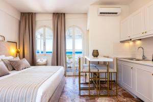 Postel nebo postele na pokoji v ubytování Pinelopi Beach Suites