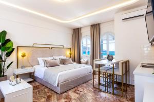 Postel nebo postele na pokoji v ubytování Pinelopi Beach Suites