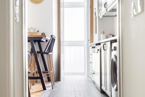 eine Waschküche mit Waschmaschine und Trockner in der Unterkunft Feel Home in this Stunning Renovated Nest in Graça in Lissabon