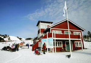オーシャにあるOrsa Grönklittの雪面のスキー場の建物