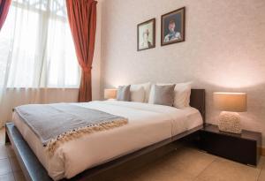 a bedroom with a large bed and a window at Al Dabas, in Palm Jumeirah in Dubai