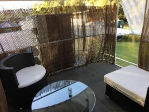 伊西莱穆利诺宾客之船酒店的凉亭配有床和桌子