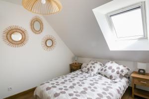 - une chambre avec un lit et deux miroirs sur le mur dans l'établissement L'Escapade Malouine, à Saint-Malo