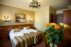 Postel nebo postele na pokoji v ubytování Hotel przy Młynie + 37 fotografií