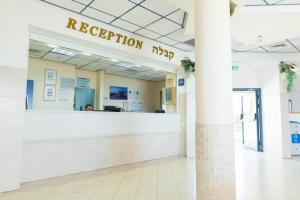 uma área de recepção de um hospital com um sinal que lê recepção em HI - Ein Gedi Hostel em Ein Gedi